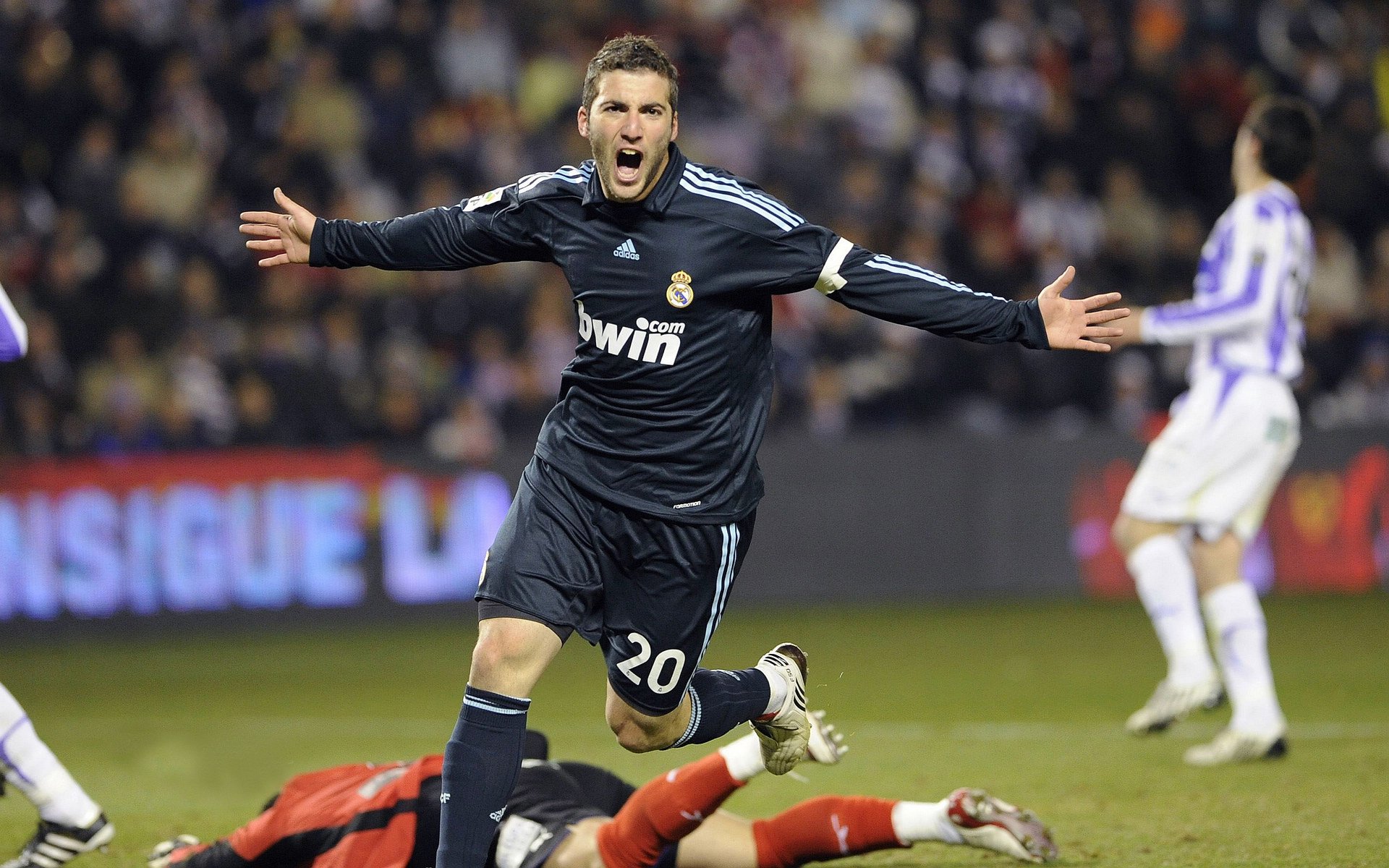 开云体育在线-德甲争冠战之夜，赖斯，大场面先生的传奇诞生