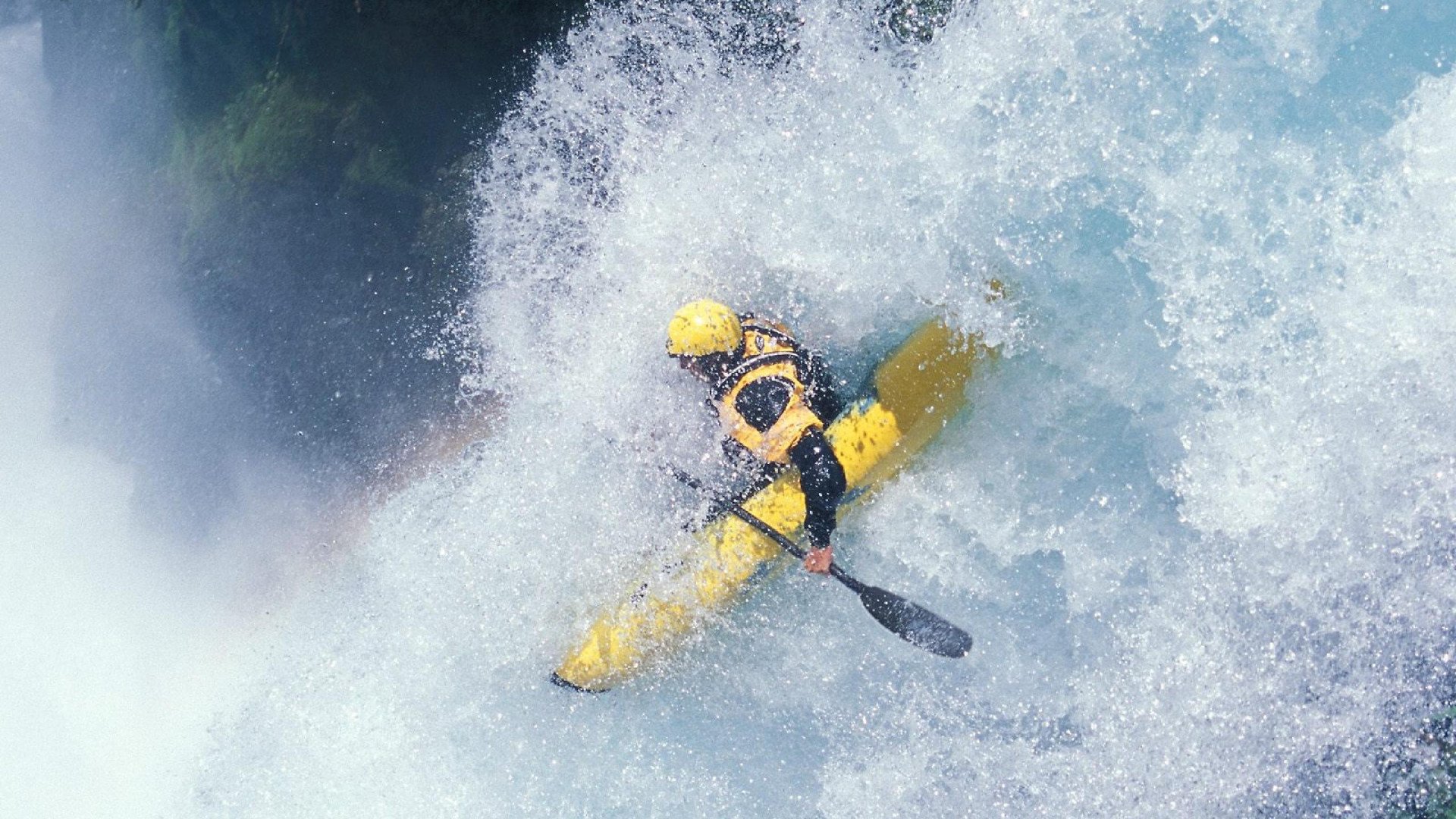 贝恩关键爆发助广厦力克雄鹿，客场险胜显冠军相